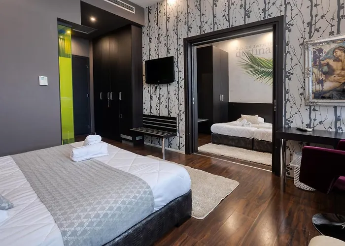 艺术画廊酒店 特里卡拉