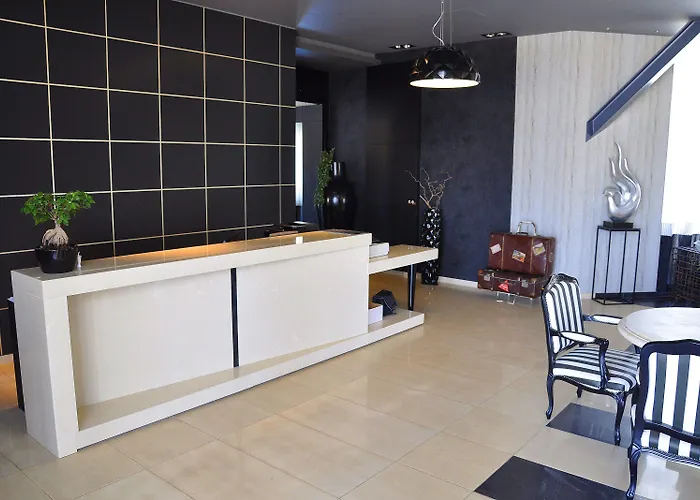 艺术画廊酒店 酒店 特里卡拉